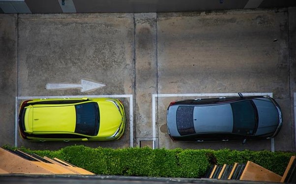 2 Cars showing The Curb Distance Rules 